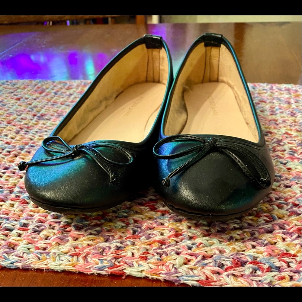 Adorable black faux leather ballet flats.
